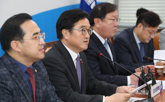 우원식 더불어민주당 원내대표(왼쪽 두번째)가 2일 국회에서 열린 새해 첫 원내대책회의에서 "미진했던 민생개혁 과제를 차근차근 이행해 우리 사회 곳곳의 불공정과 불평등을 바로잡는 한해를 만들겠다"고 다짐하고 있다.  연합뉴스